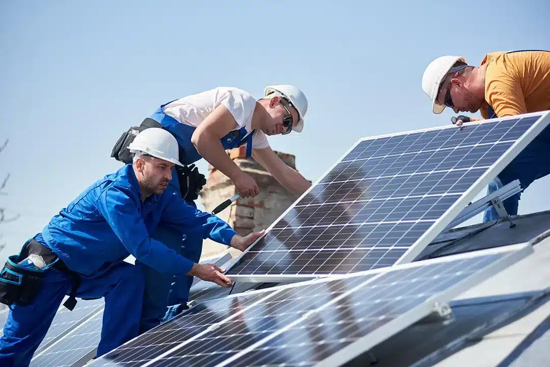 trois hommes installateurs panneaux solaires toiture 1