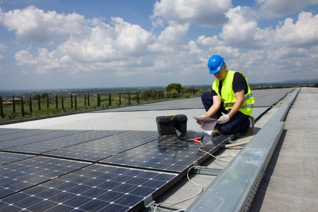 découvrez nos solutions efficaces pour fixer des panneaux solaires sur une toiture plate. optimisez votre installation photovoltaïque avec des conseils pratiques et des techniques adaptées pour maximiser la performance de votre système solaire.