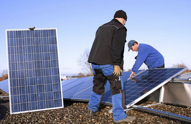 découvrez comment fixer efficacement des panneaux solaires sur une toiture plate pour maximiser votre production d'énergie. suivez nos conseils pratiques et techniques pour une installation sécurisée et optimale.