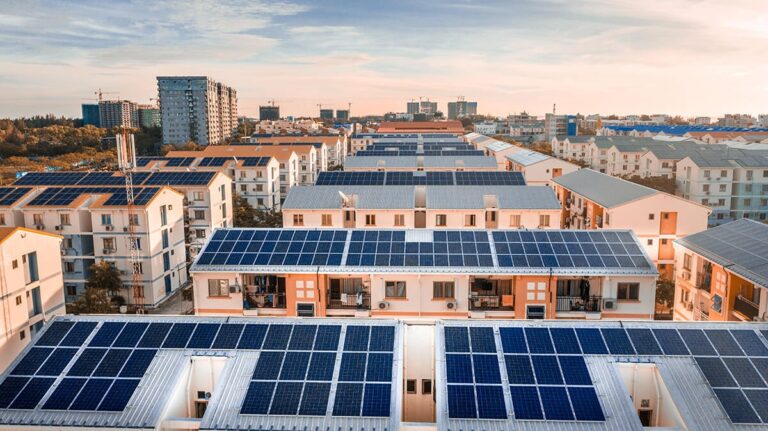 découvrez comment optimiser votre consommation d'énergie avec l'installation de panneaux solaires sur votre toiture. profitez des avantages écologiques et économiques tout en valorisant votre habitat grâce à une source d'énergie renouvelable et durable.