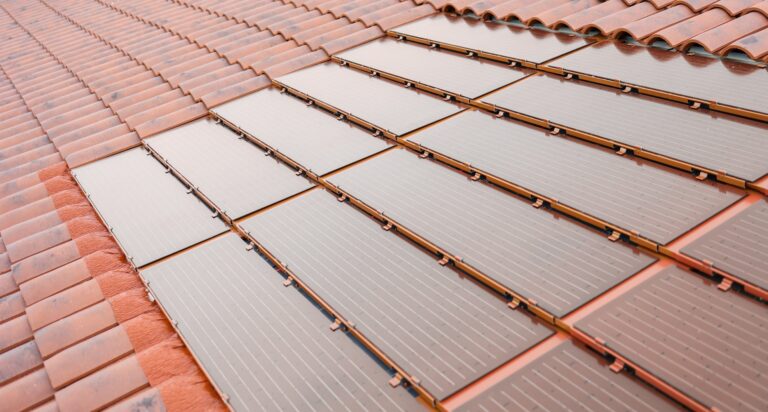 découvrez comment installer des panneaux solaires sur des tuiles pour optimiser l'énergie solaire dans votre habitation. suivez nos conseils pratiques et transformez votre toiture en une source d'énergie renouvelable efficace.