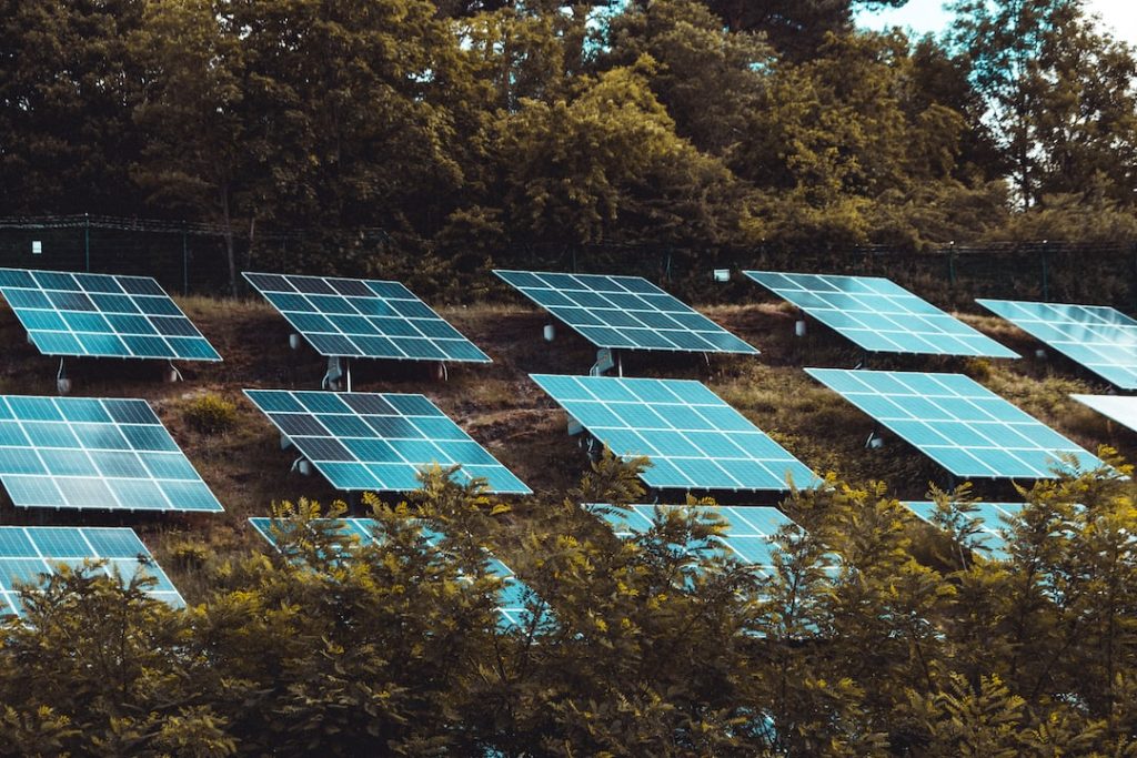 découvrez comment protéger vos panneaux solaires des intempéries, des débris et des vandalisations pour garantir leur performance et prolonger leur durée de vie. apprenez des astuces essentielles pour maximiser votre investissement solaire.