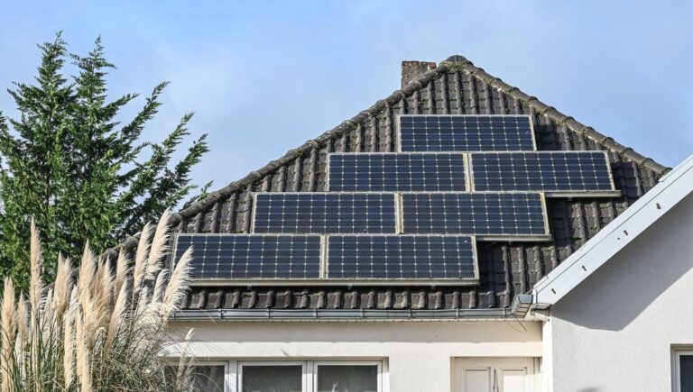 découvrez notre simulateur de panneaux solaires, un outil pratique pour estimer le rendement et les économies d'énergie potentielles de votre installation solaire. évaluez les coûts, l'impact environnemental et trouvez la solution adaptée à vos besoins énergétiques en toute simplicité.