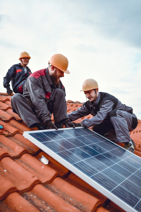 découvrez comment installer des panneaux solaires efficacement pour réduire vos factures d'énergie et contribuer à la protection de l'environnement. suivez nos étapes simples et conseils d'experts pour réussir votre transition vers une énergie renouvelable.