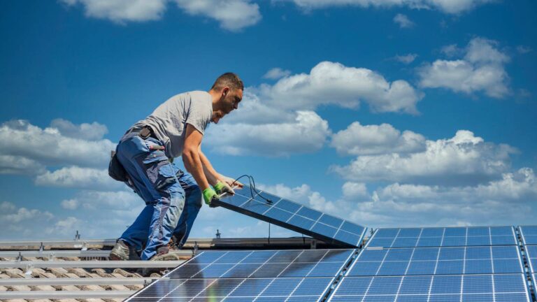 découvrez comment installer des panneaux solaires efficacement pour réduire vos factures d'énergie et contribuer à l'environnement. suivez nos conseils pratiques et apprenez tout sur le choix des équipements, les démarches administratives et l'entretien.