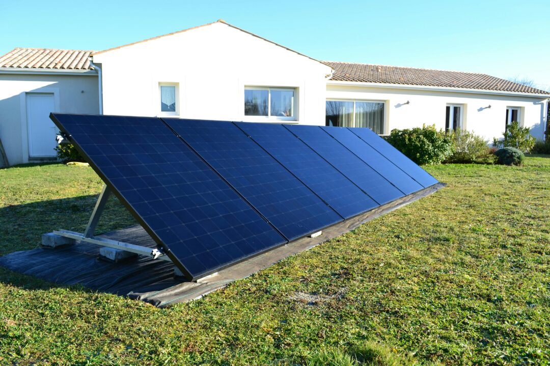 découvrez tout ce qu'il faut savoir sur le permis pour l'installation de panneaux solaires. obtenez des conseils pratiques, les démarches administratives à suivre et les réglementations en vigueur pour réaliser votre projet d'énergie renouvelable en toute légalité.