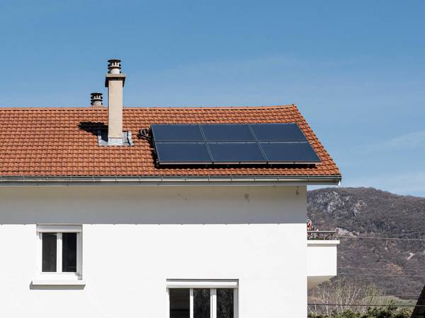 découvrez les diverses aides financières et subventions disponibles pour l'installation de panneaux photovoltaïques en france. maximisez votre investissement en énergie solaire et réduisez vos factures d'électricité grâce à notre guide complet sur les aides photovoltaïques.