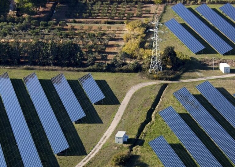 découvrez nos solutions de panneaux photovoltaïques à metz pour une énergie renouvelable et durable. augmentez votre indépendance énergétique tout en réduisant votre empreinte carbone. contactez-nous pour un devis personnalisé.