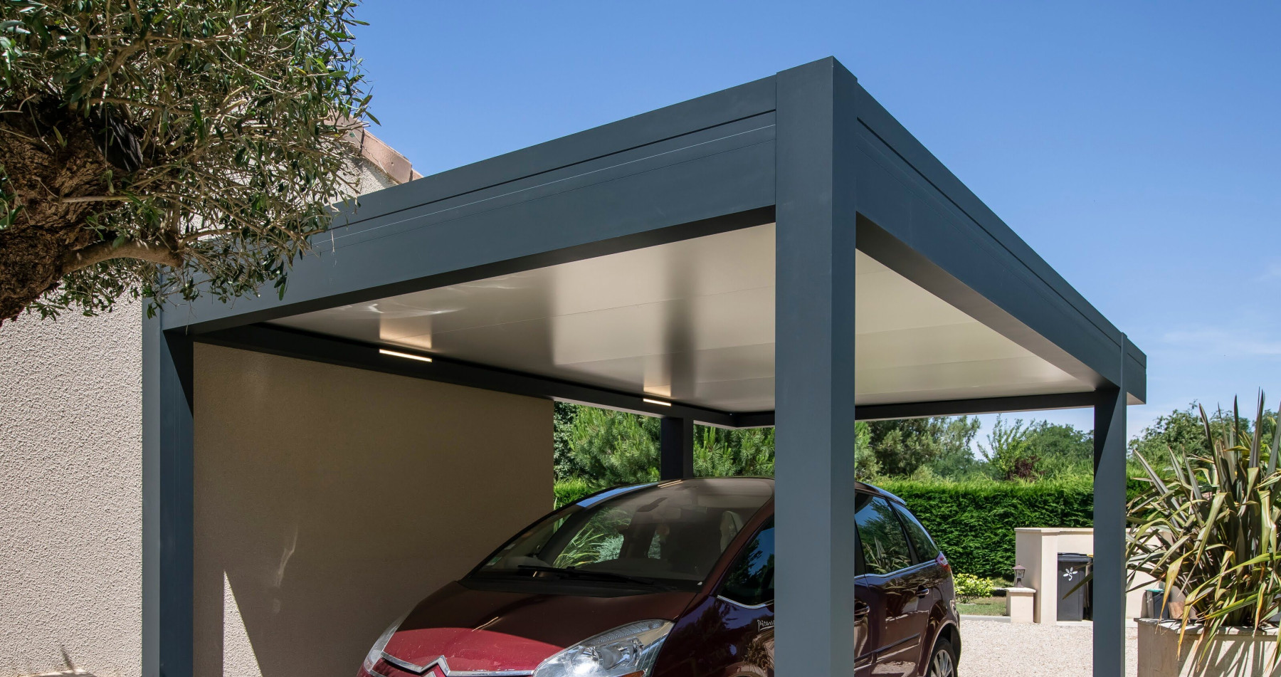 découvrez notre carport photovoltaïque à metz, une solution idéale pour abriter votre véhicule tout en produisant de l'énergie solaire. profitez d'une structure esthétique et durable qui contribue à la transition énergétique. informez-vous sur les avantages et les options disponibles.