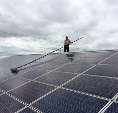 découvrez l'importance de l'entretien des panneaux solaires pour garantir leur efficacité et prolonger leur durée de vie. apprenez des astuces et conseils pour maintenir votre installation en parfait état et optimiser votre production d'énergie renouvelable.