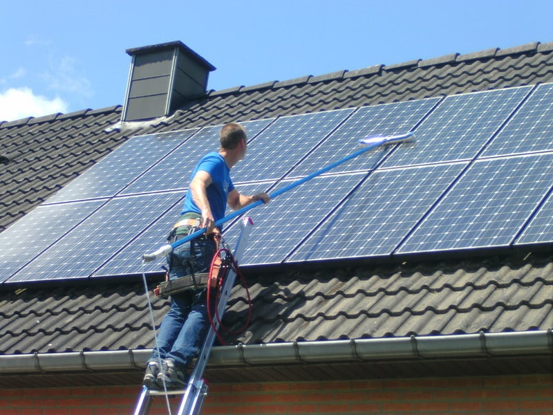 découvrez l'importance de l'entretien des panneaux solaires pour garantir leur performance et prolonger leur durée de vie. apprenez des conseils pratiques et les étapes clés à suivre pour un entretien efficace de vos installations solaires.