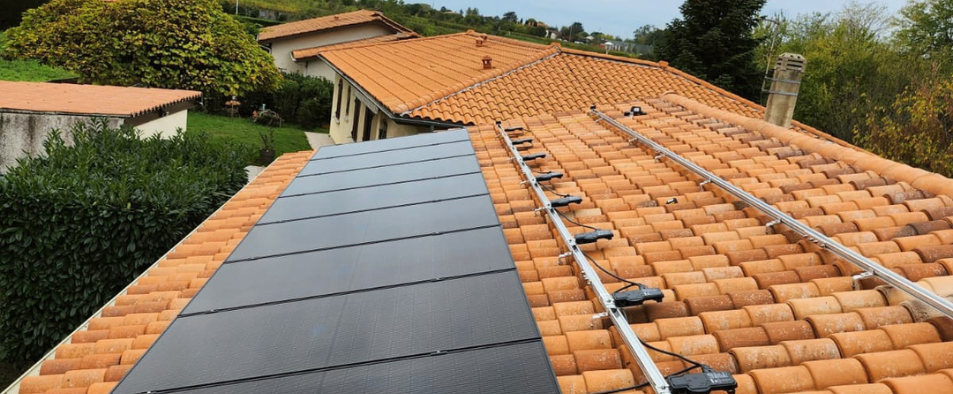 découvrez le fonctionnement d'un onduleur central photovoltaïque, un élément clé des systèmes d'énergie solaire. apprenez comment cet appareil convertit l'énergie solaire en électricité utilisable, ses avantages par rapport aux autres types d'onduleurs, et son rôle crucial dans l'optimisation de la performance de vos installations solaires.