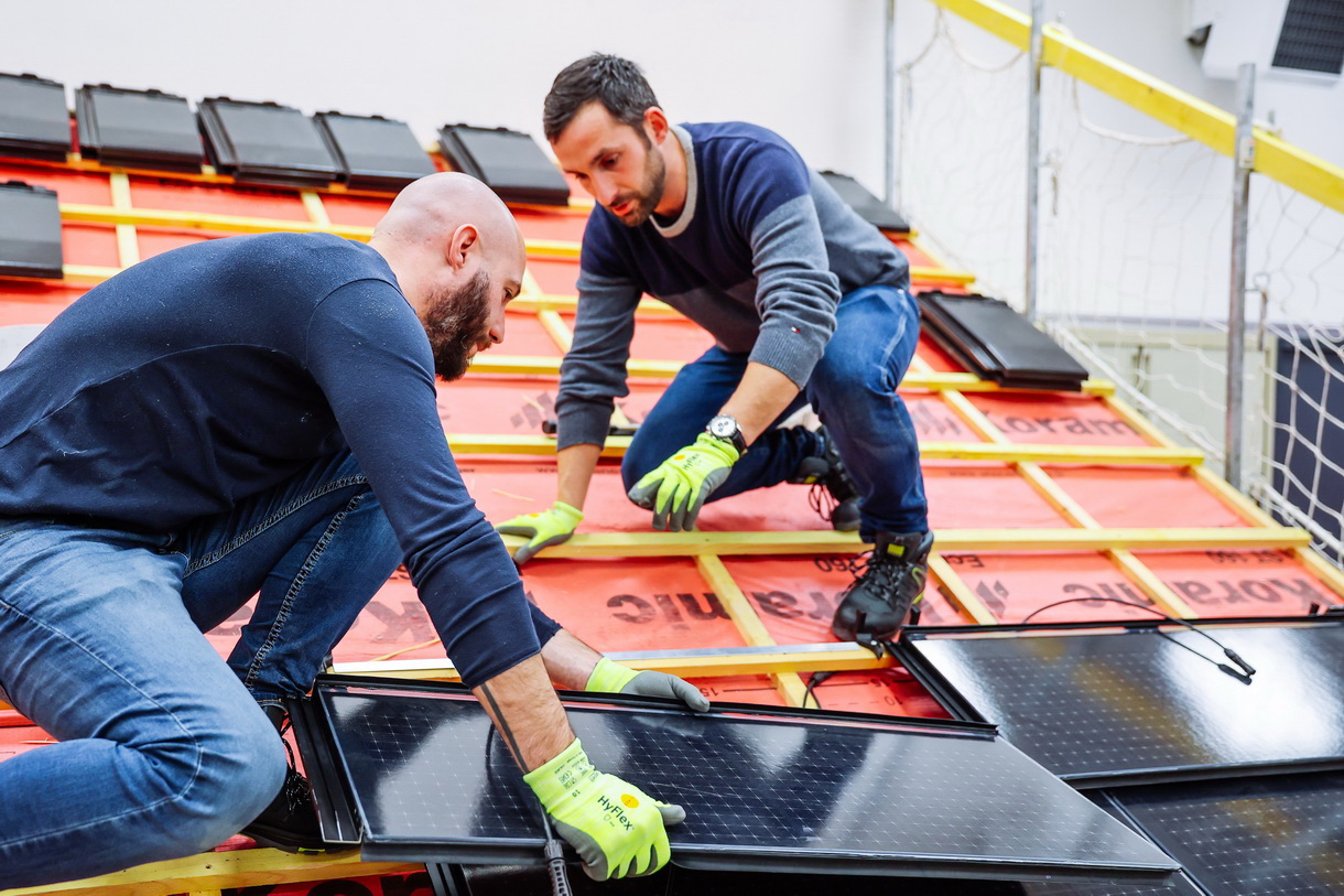 participez au forum photovoltaïque à metz, un événement incontournable pour échanger sur les dernières innovations et tendances du secteur de l'énergie solaire. rencontrez des experts, découvrez des solutions durables et participez à des ateliers pratiques pour optimiser vos projets photovoltaïques.