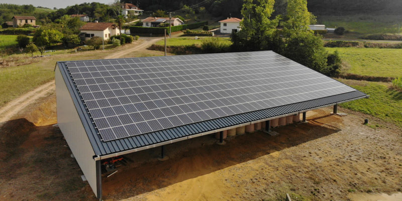 découvrez les avantages des hangars photovoltaïques, une solution innovante pour produire de l'énergie renouvelable tout en protégeant vos biens. maximisez votre espace avec une installation solaire qui allie performance et durabilité, tout en réduisant vos coûts énergétiques. optez pour un avenir plus vert grâce aux hangars équipés de panneaux solaires.