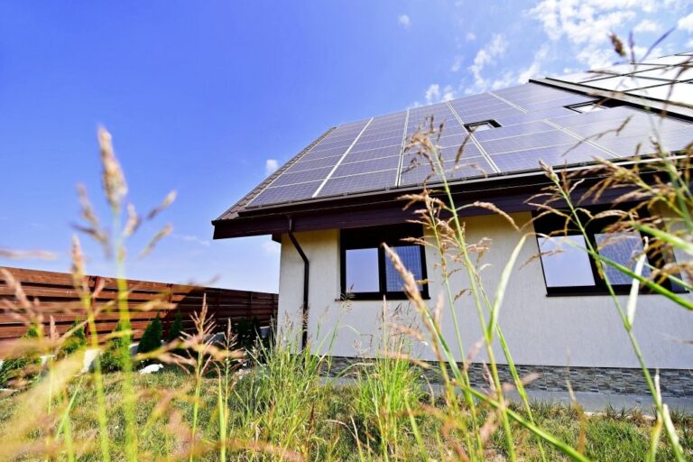 découvrez nos services d'installation de panneaux photovoltaïques à metz. profitez d'une énergie renouvelable, réduisez vos factures d'électricité et contribuez à un avenir durable grâce à nos solutions adaptées à vos besoins.