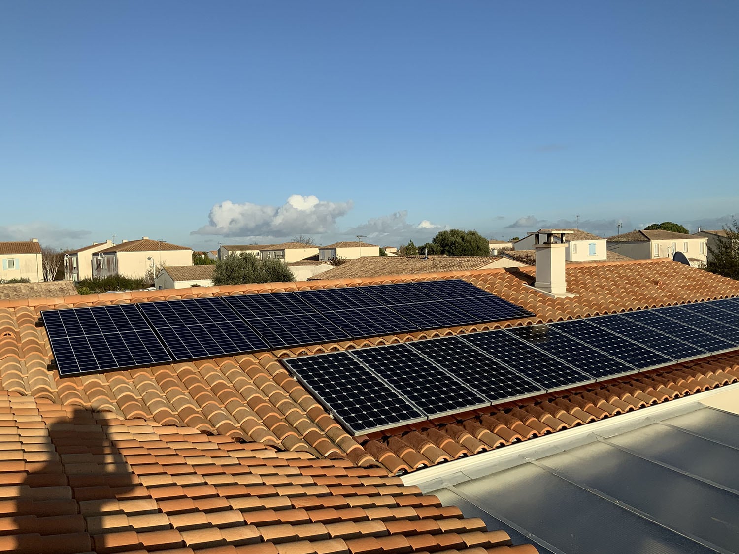 découvrez notre guide complet sur l'installation d'un kit solaire sur toiture. optimisez l'énergie solaire chez vous pour réduire vos factures et préserver l'environnement. profitez d'un système simple, efficace et durable pour une maison éco-responsable.