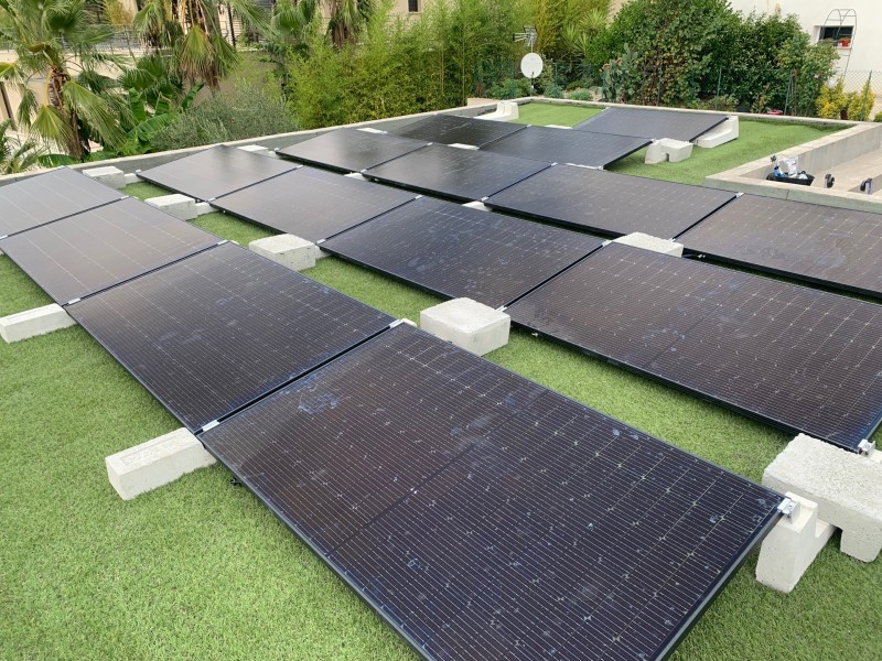 découvrez comment installer des panneaux solaires sur un toit plat pour maximiser votre production d'énergie renouvelable. suivez notre guide étape par étape pour bénéficier d'une solution durable et économique.