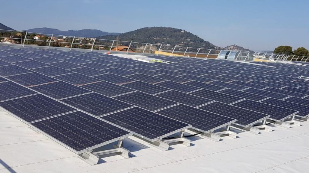 découvrez comment installer des panneaux solaires sur un toit plat pour maximiser la production d'énergie renouvelable. suivez nos conseils pratiques et astuces pour une installation réussie et rentable.