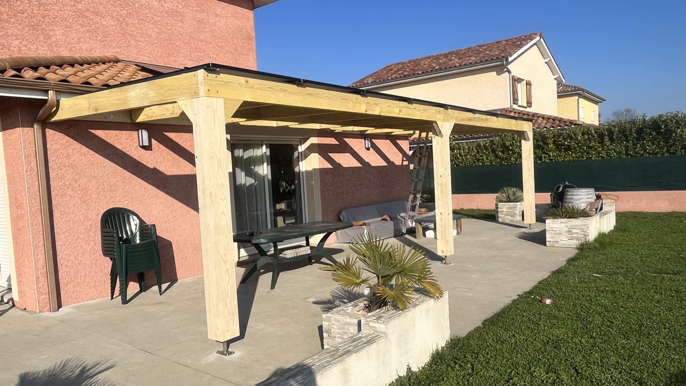 découvrez comment installer facilement une pergola solaire pour profiter de votre espace extérieur tout en bénéficiant d'une protection optimale contre le soleil. suivez notre guide étape par étape et transformez votre jardin en un lieu de détente innovant.