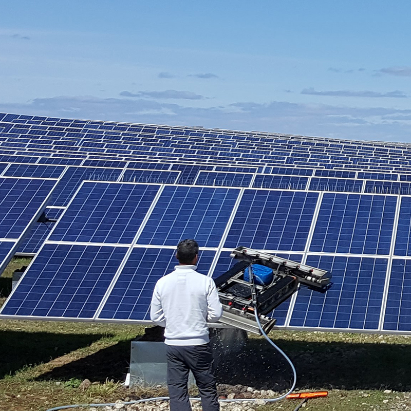 assurez la performance optimale de vos panneaux photovoltaïques à metz avec notre service professionnel de nettoyage. prolongez la durée de vie de vos installations et augmentez leur efficacité grâce à un entretien régulier. contactez-nous dès aujourd'hui pour un devis personnalisé !