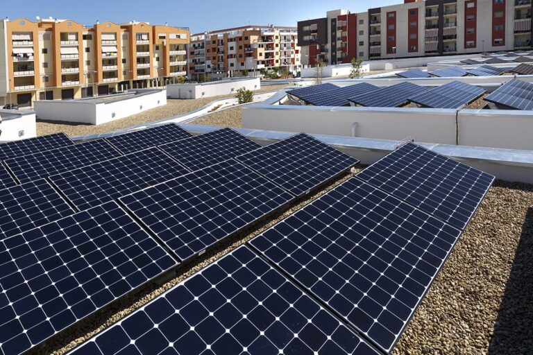 découvrez le fonctionnement d'un panneau photovoltaïque : comment il convertit l'énergie solaire en électricité, ses composants clés et son impact sur la transition énergétique.