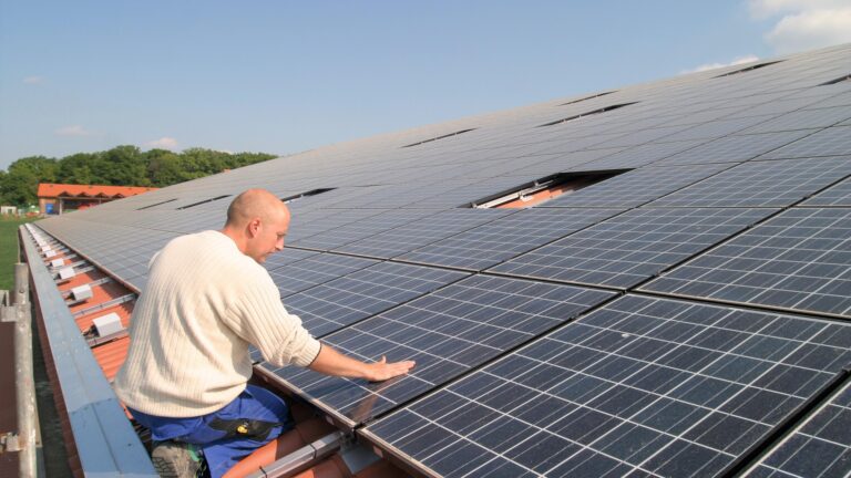 découvrez les prix des panneaux solaires à metz et faites le choix écologique qui vous convient. comparez les offres, bénéficiez d'aides financières et réduisez votre facture d'énergie tout en préservant l'environnement.