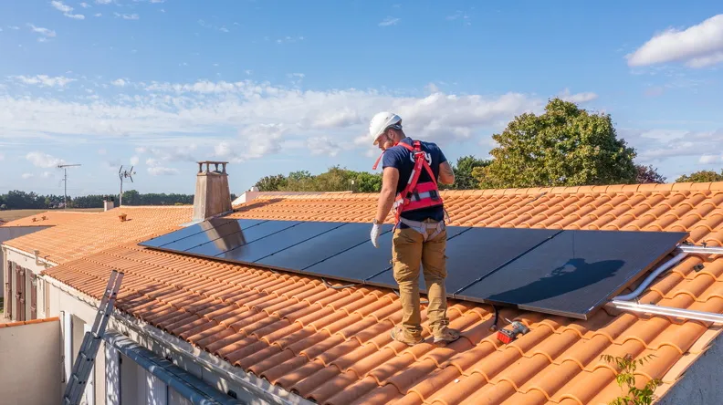 découvrez comment les panneaux solaires peuvent transformer votre consommation d'énergie et réduire vos factures. optez pour une solution durable et respectueuse de l'environnement tout en profitant des avantages fiscaux et des aides à l'installation.