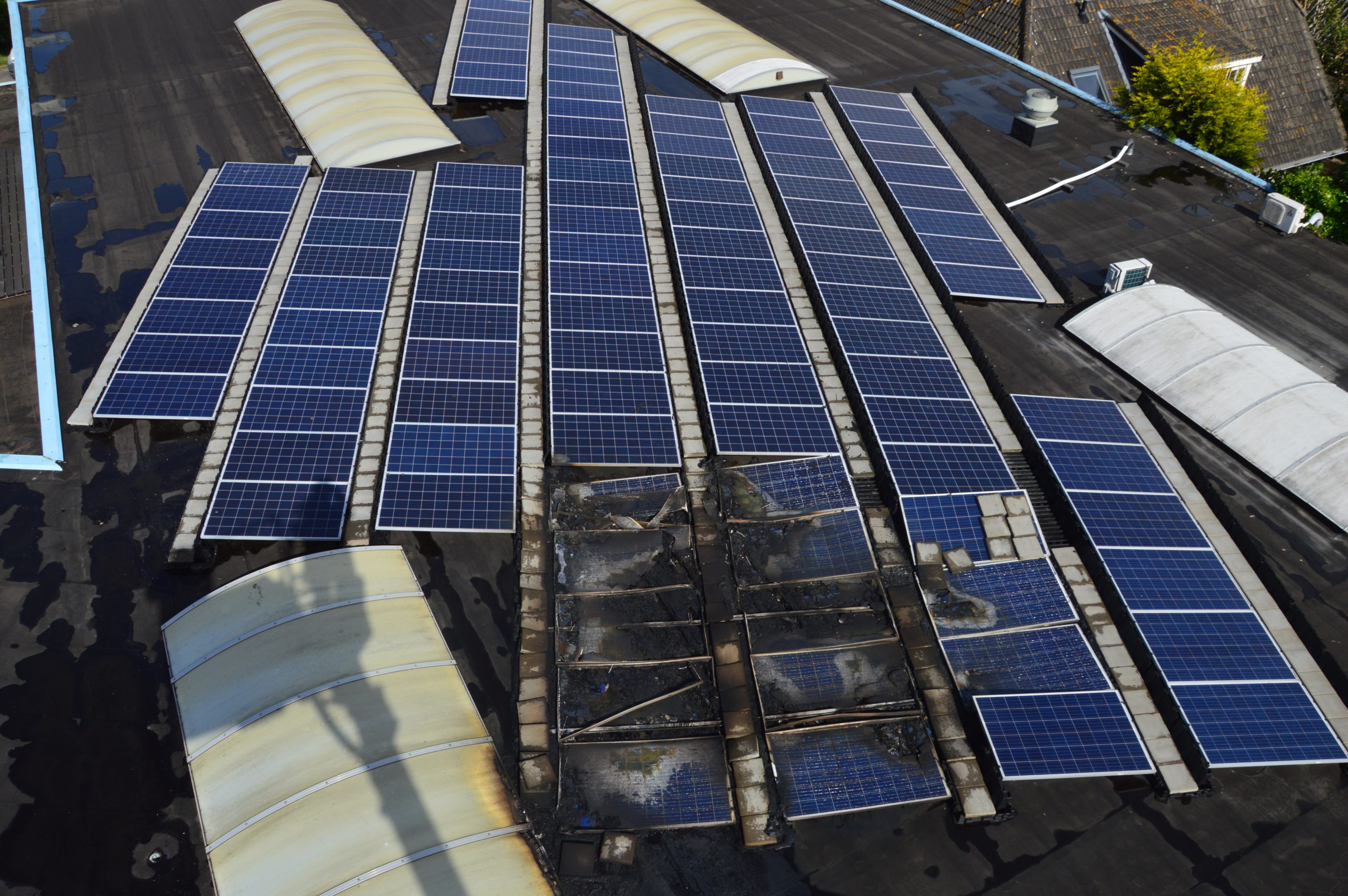 découvrez nos pergolas photovoltaïques à metz, alliant style et durabilité. profitez de l'énergie solaire tout en embellissant votre espace extérieur. idéales pour créer un coin ombragé et écologique, nos pergolas sont conçues pour répondre à vos besoins tout en respectant l'environnement.