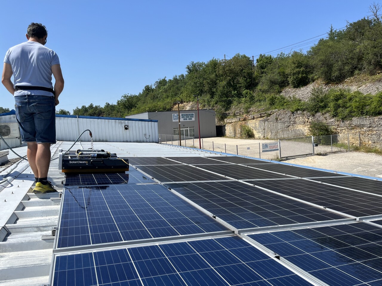 à la recherche d'une réparation de panneaux photovoltaïques à metz ? notre équipe d'experts prend en charge tous vos besoins de maintenance et de réparation pour optimisée la performance de vos installations solaires. contactez-nous dès maintenant pour un service rapide et fiable.