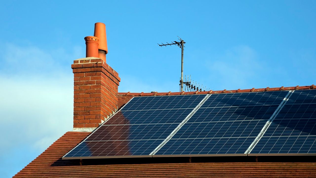 découvrez les secrets photovoltaïques : tout ce que vous devez savoir sur l'énergie solaire, ses avantages, son fonctionnement et comment optimiser votre installation pour réduire vos factures d'électricité tout en respectant l'environnement.