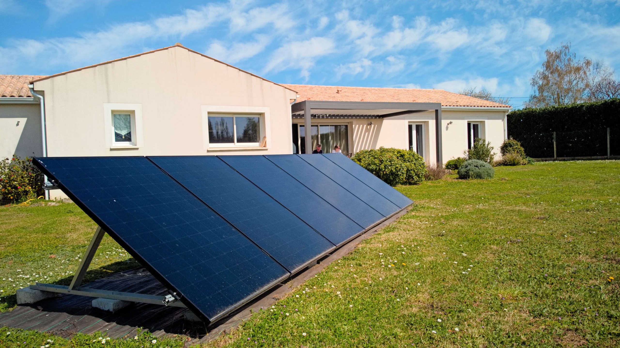 découvrez tout ce qu'il faut savoir sur la taxe liée aux panneaux solaires en france. informez-vous sur les obligations fiscales, les avantages financiers et les exonérations possibles pour optimiser votre investissement dans l'énergie renouvelable.