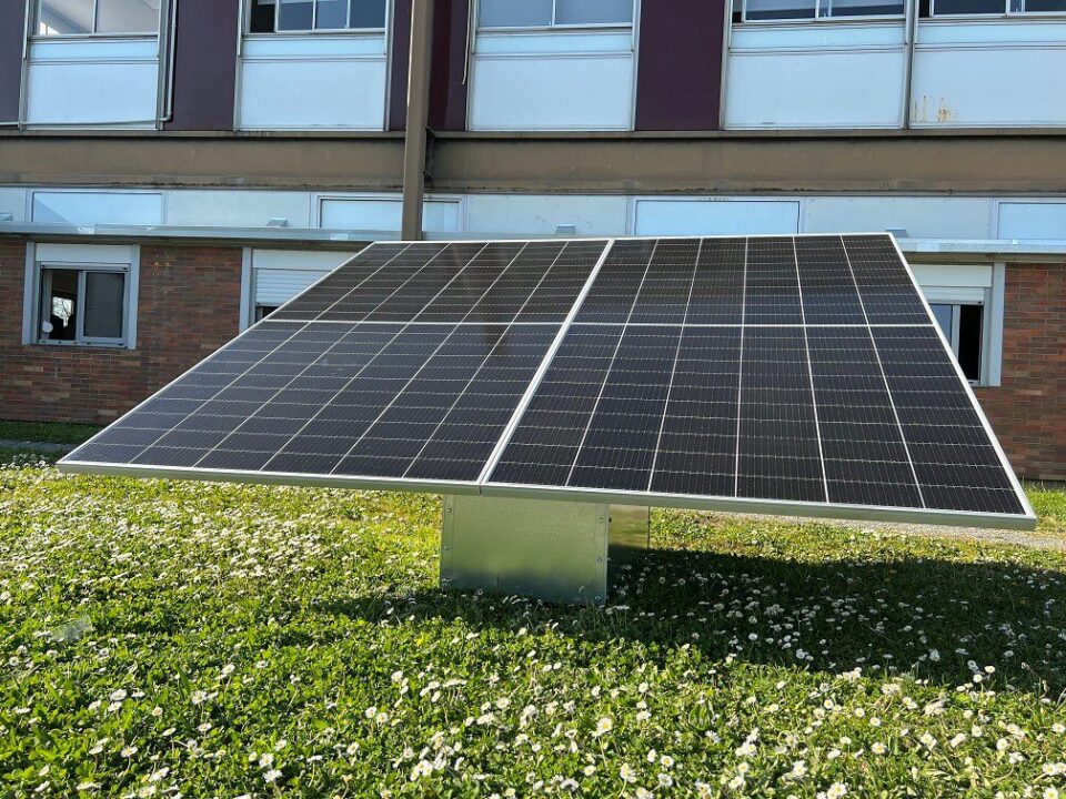 découvrez notre table solaire photovoltaïque, alliant design moderne et technologie durable. parfaite pour optimiser votre espace extérieur tout en produisant votre propre énergie verte. idéale pour les éco-conscients souhaitant allier confort et respect de l'environnement.