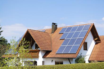 découvrez notre guide complet sur les chauffages électriques solaires : avantages, fonctionnement, installation et conseils pour choisir le meilleur système pour votre maison tout en réalisant des économies d'énergie.