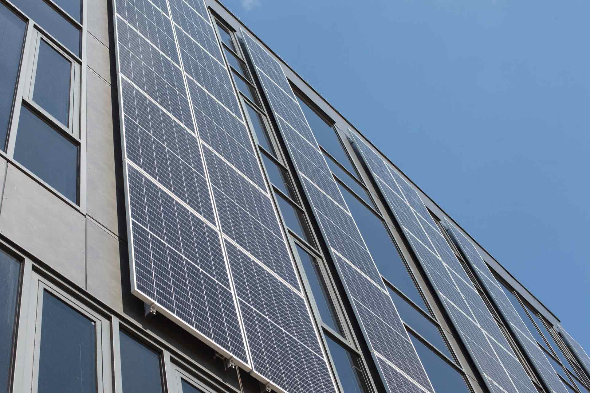 découvrez comment l'installation de panneaux solaires sur votre façade peut transformer votre maison en une source d'énergie écologique et économique. optimisez l'espace et réduisez vos factures d'électricité tout en améliorant l'esthétique de votre bâtiment.