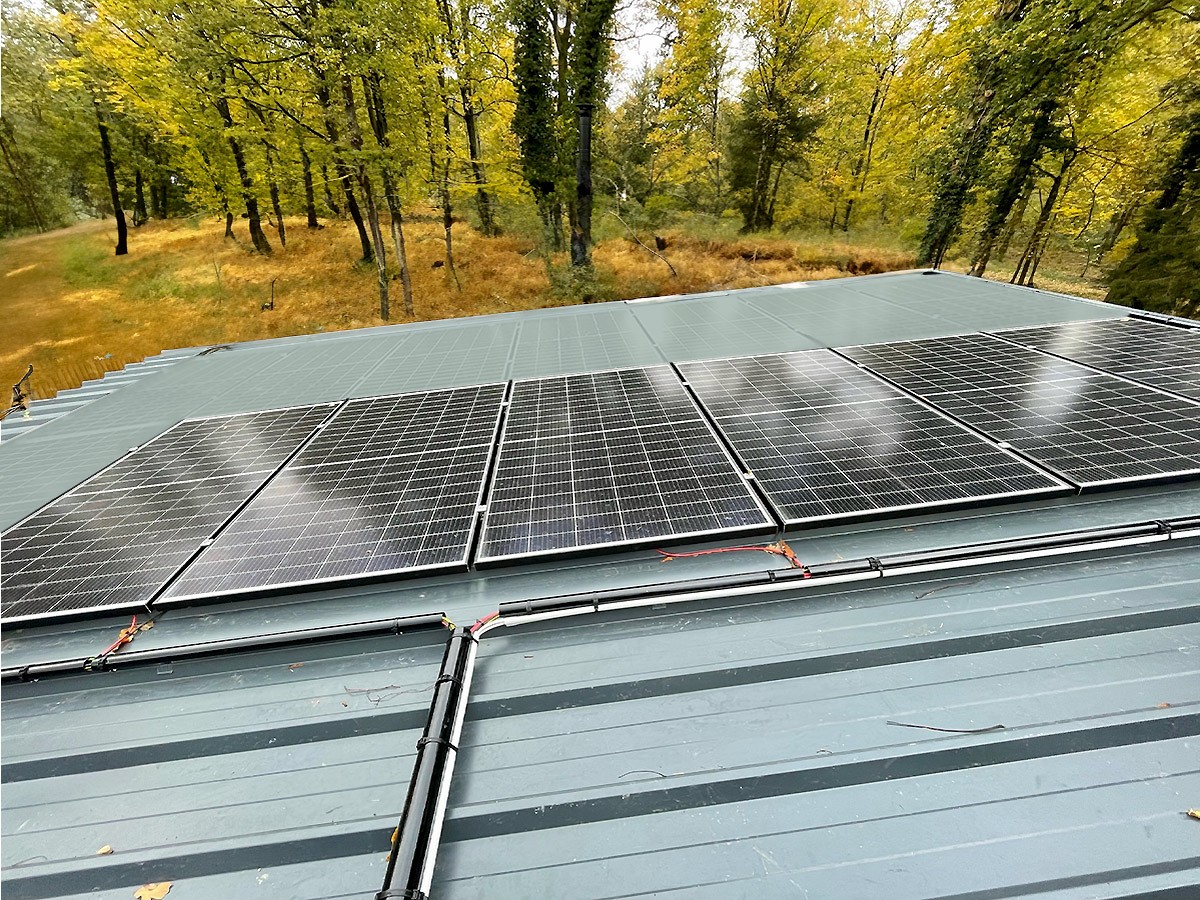 découvrez comment installer un kit solaire sur un bac acier facilement et efficacement. suivez nos conseils pratiques pour maximiser l'énergie solaire et garantir une installation sécurisée pour votre toiture.