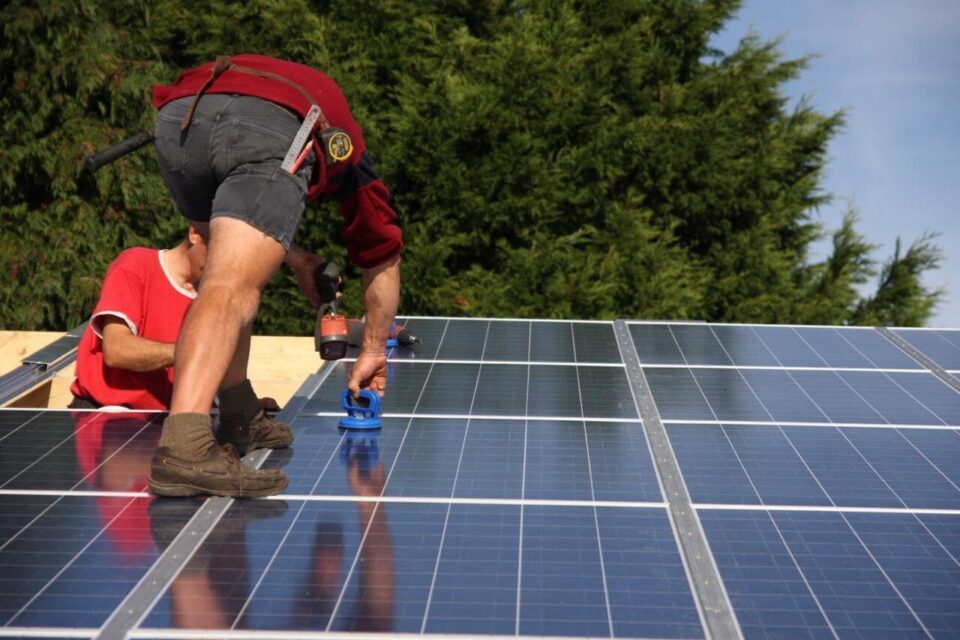 découvrez comment obtenir des panneaux solaires gratuits à metz et réduisez votre facture d'électricité tout en contribuant à la protection de l'environnement. profitez des aides et subventions disponibles pour installer votre système solaire sans coût initial.