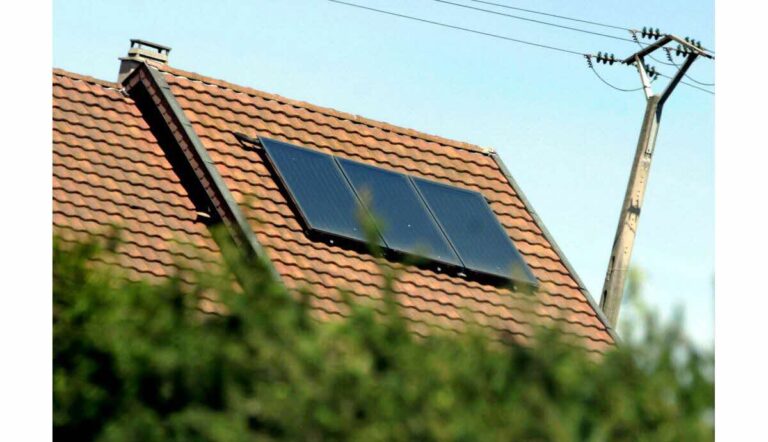 découvrez nos panneaux solaires rentables à metz, conçus pour optimiser votre production d'énergie et réduire vos factures d'électricité. profitez d'une solution écologique et économique pour votre habitation tout en bénéficiant des aides et subventions disponibles.