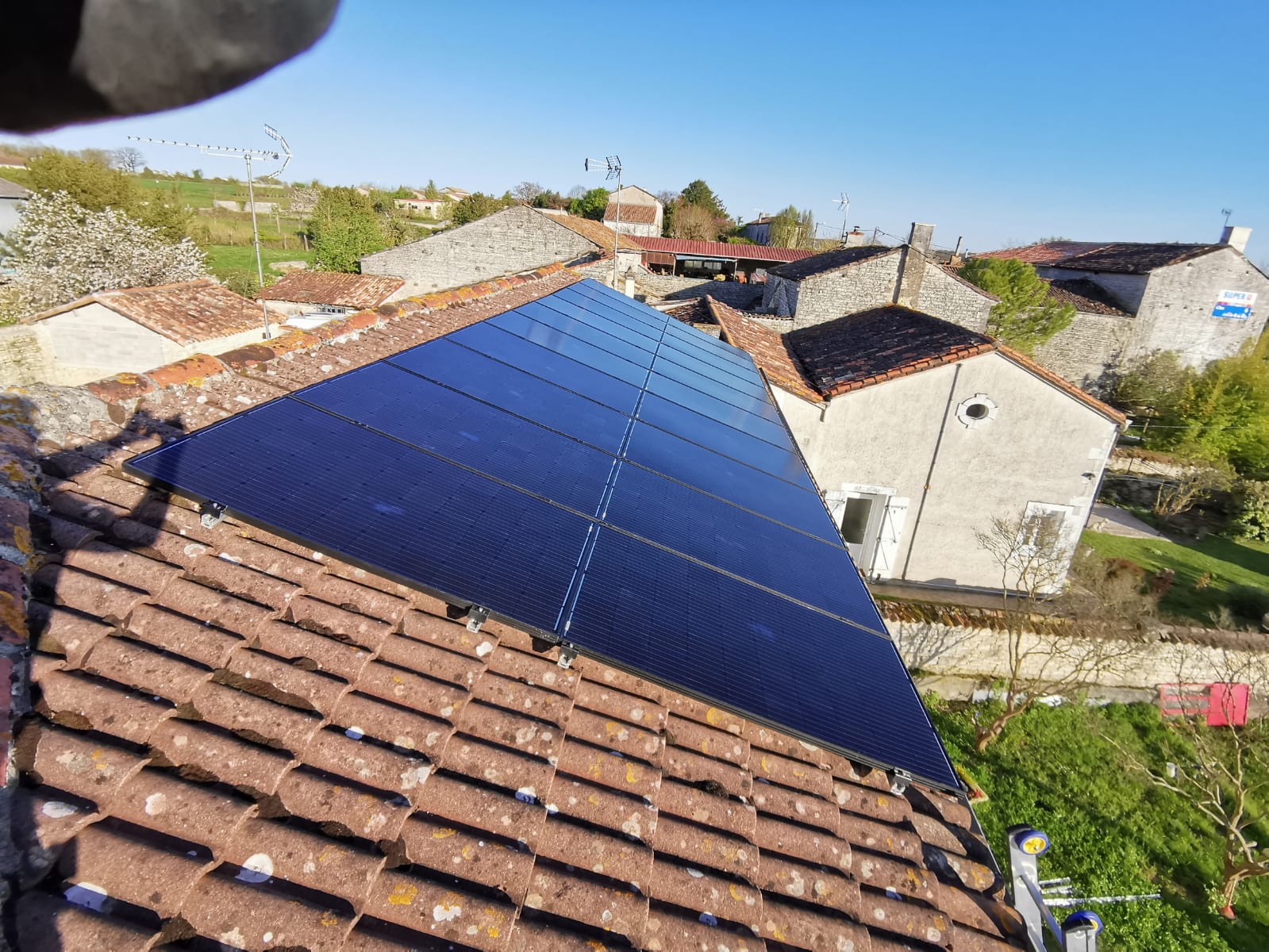 découvrez notre simulateur de panneaux solaires à metz et évaluez le potentiel solaire de votre propriété. obtenez une estimation personnalisée des économies d'énergie et des coûts d'installation pour un avenir plus durable.